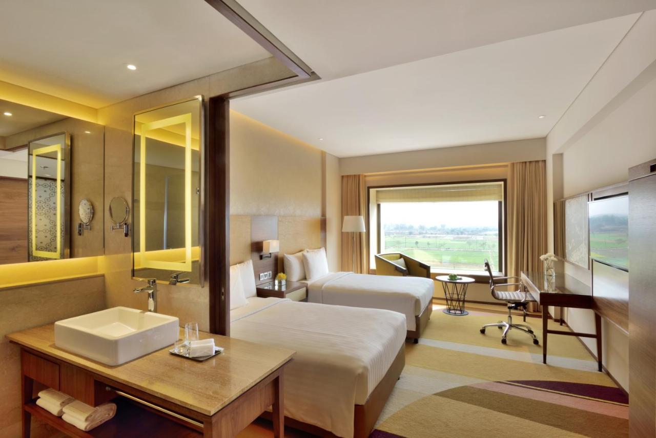 Courtyard By Marriott Raipur Hotel Екстериор снимка