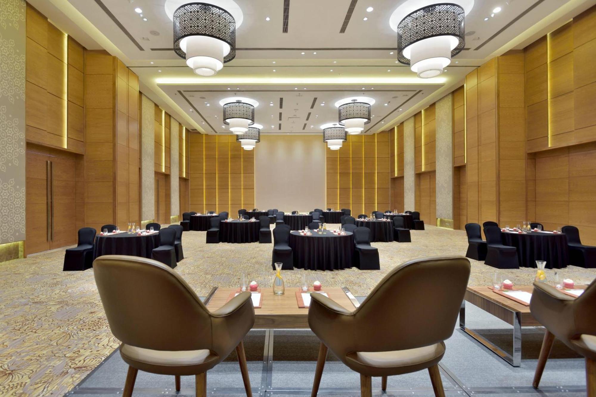 Courtyard By Marriott Raipur Hotel Екстериор снимка