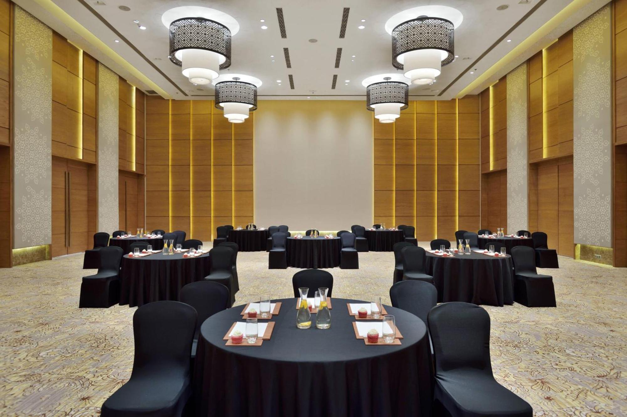 Courtyard By Marriott Raipur Hotel Екстериор снимка