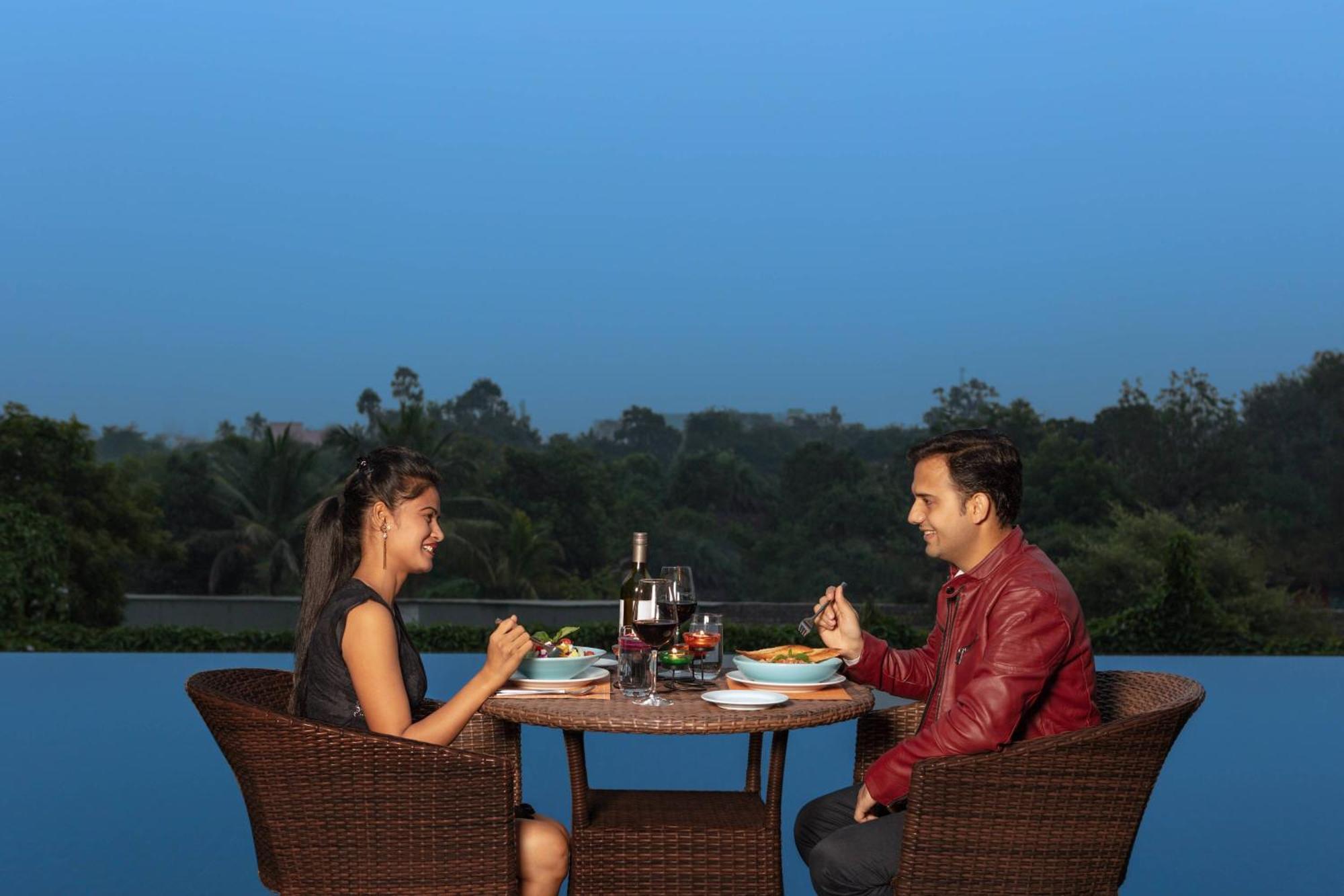 Courtyard By Marriott Raipur Hotel Екстериор снимка