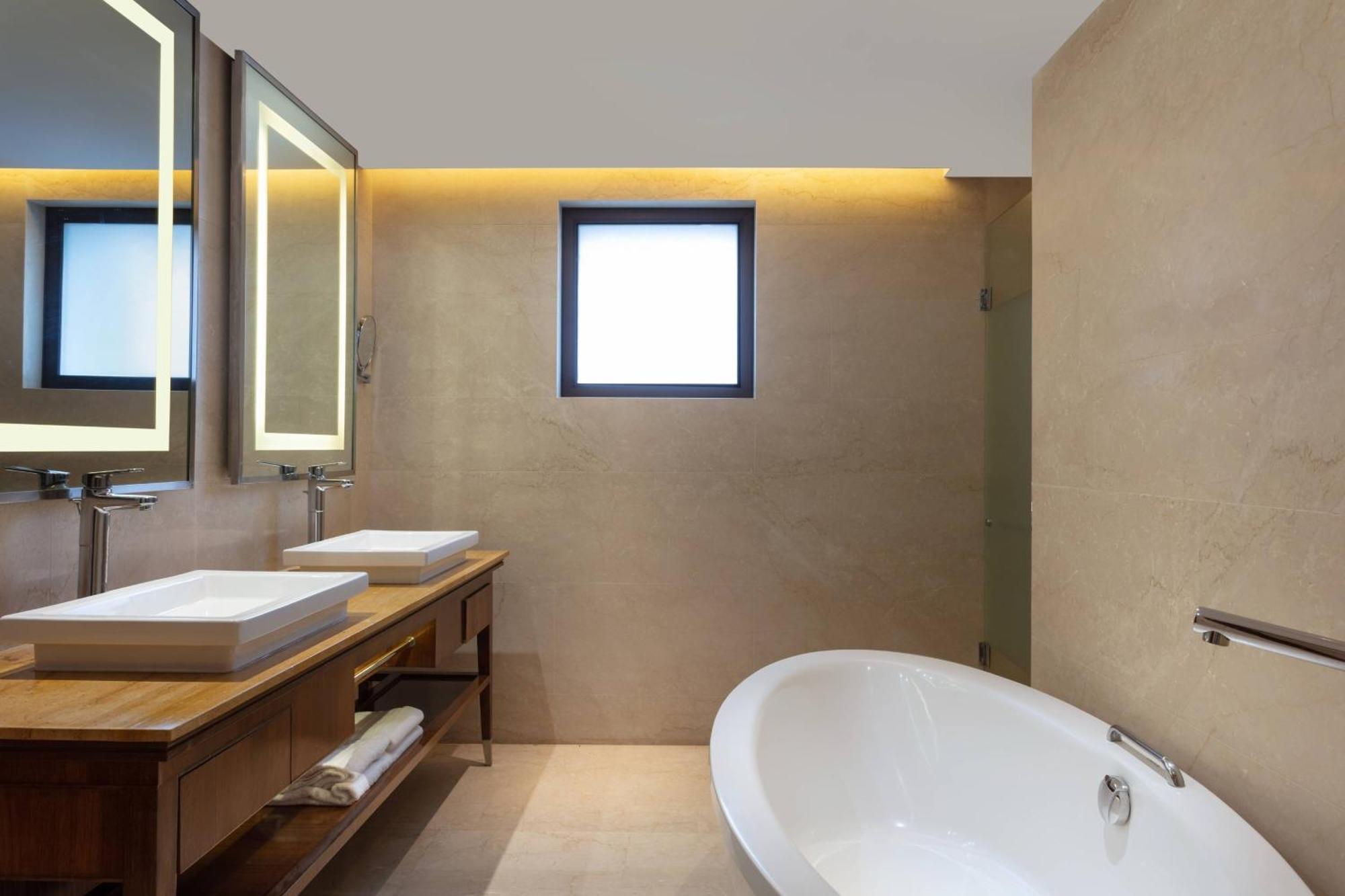 Courtyard By Marriott Raipur Hotel Екстериор снимка