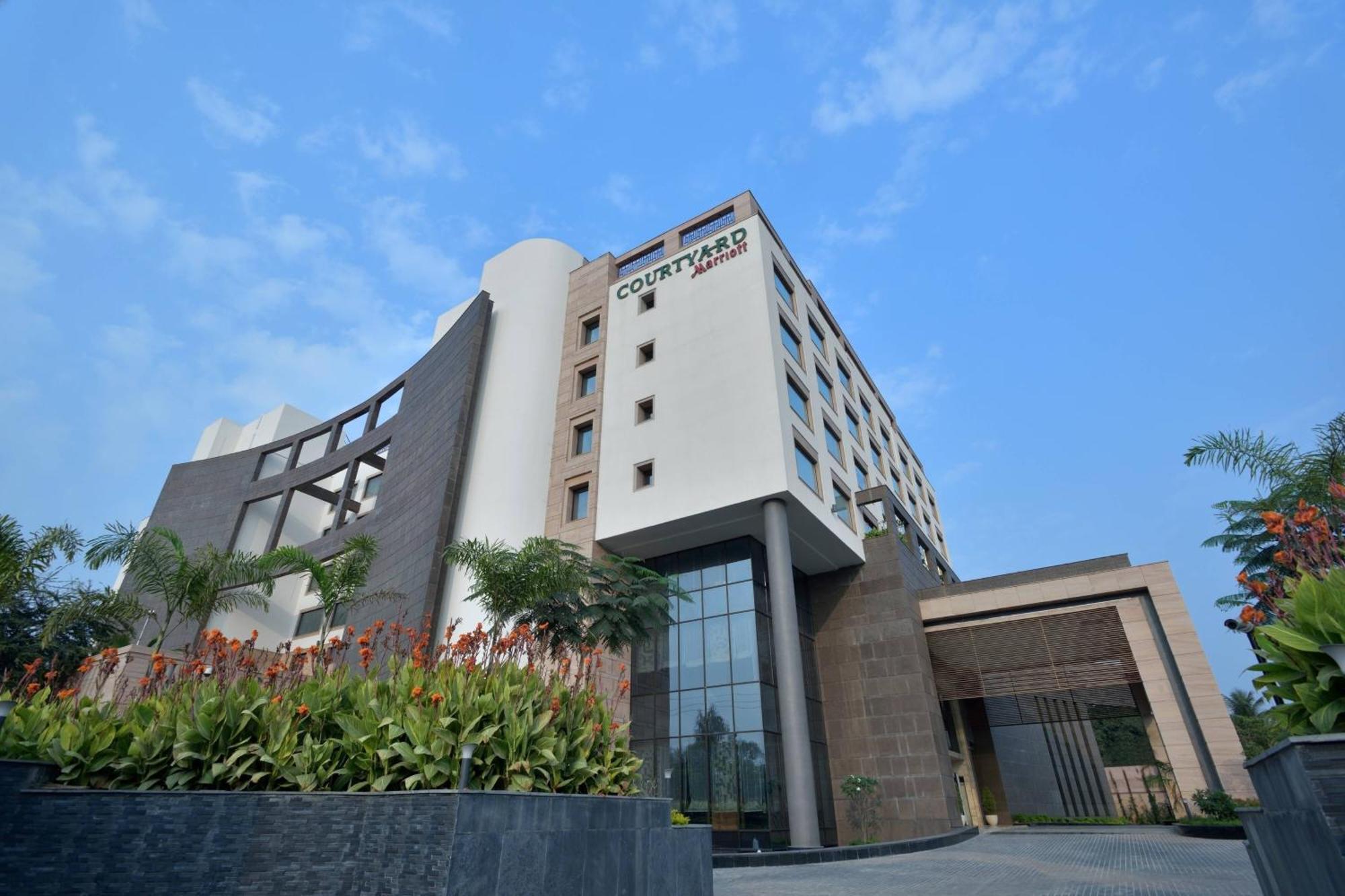Courtyard By Marriott Raipur Hotel Екстериор снимка