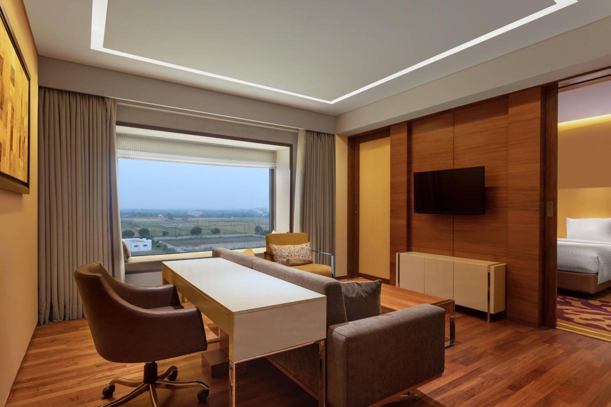Courtyard By Marriott Raipur Hotel Екстериор снимка