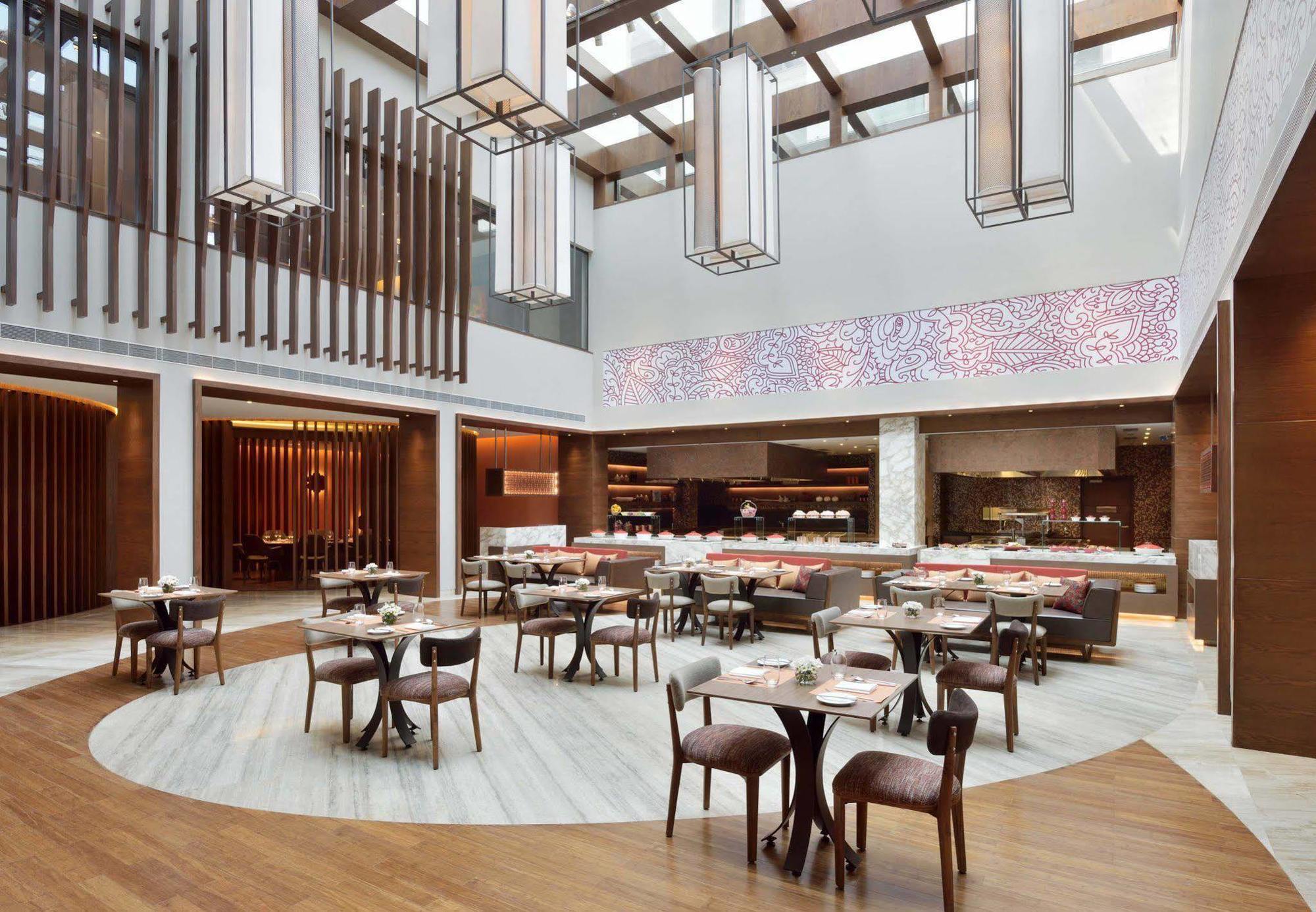 Courtyard By Marriott Raipur Hotel Екстериор снимка