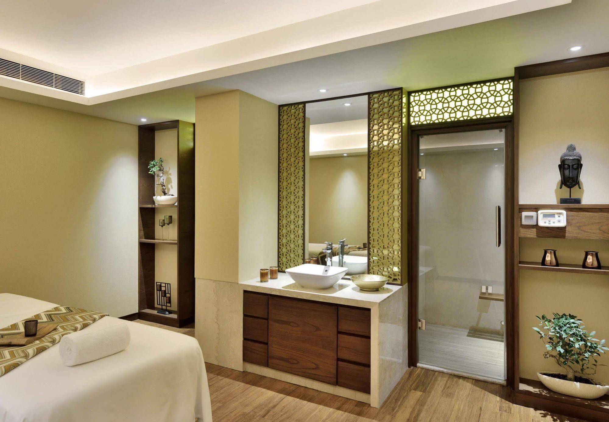 Courtyard By Marriott Raipur Hotel Екстериор снимка
